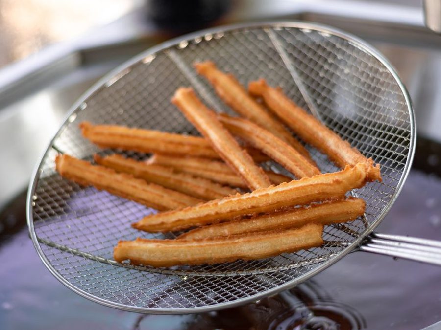 Churros dorados en una canasta de fritura